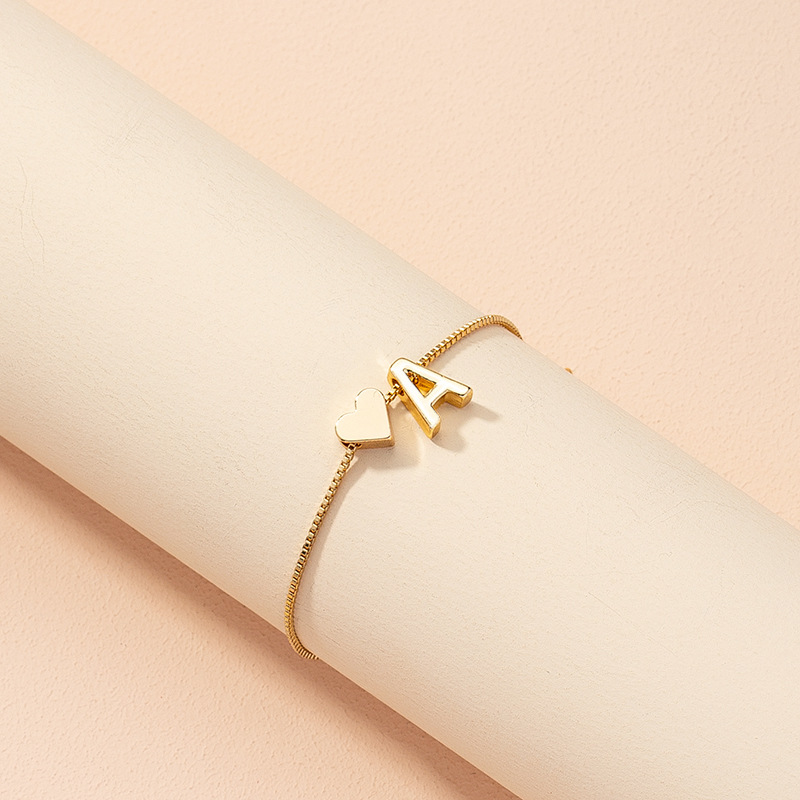 A simple and fashionable heart-shaped bracelet in the style of Japanese and Korean Instagram, a retro and personalized design by a female Internet celebrity, featuring 26 English letters Specification drawing