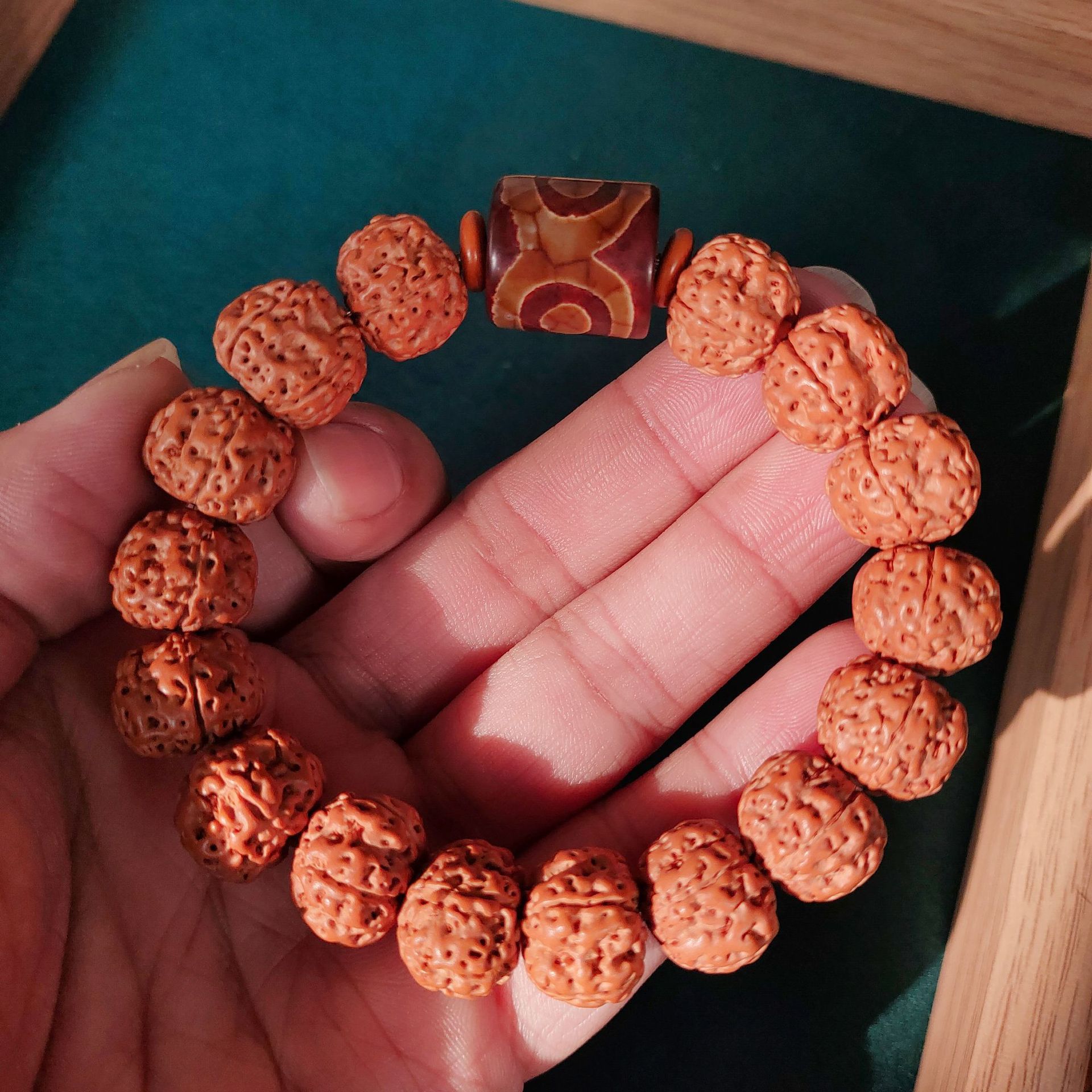 Natural small diamond Bodhi bracelet paired with agate three-eyed sky beads bracelet, men's plate playing with prayer beads featuring "Burst Flesh diamond Bodhi seeds" Application Scenario
