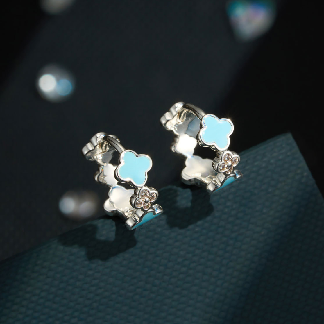 Fábrica de suministro directo color goteo de aceite de cuatro hojas earring hebillas multiflorales patchwork C earring fresco doncella earwear wholesale Application Scenario