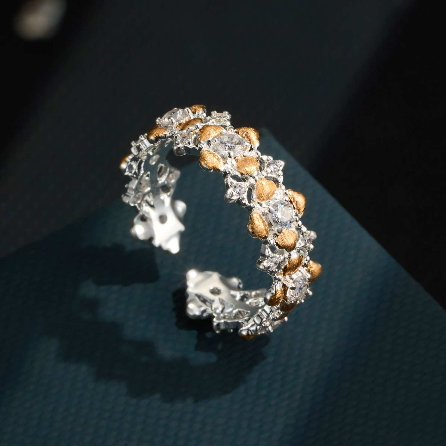 A niche and high-end two-color gold flower open ring, made of copper alloy, real gold electroplated, brushed and zirconium-inlaid adjustable ring Application Scenario