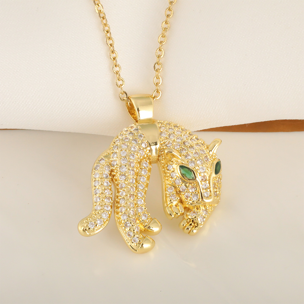 Wholesale of cross-border copper-plated real gold animal leopard head hip-hop pendant necklaces for women from Europe and America Application Scenario
