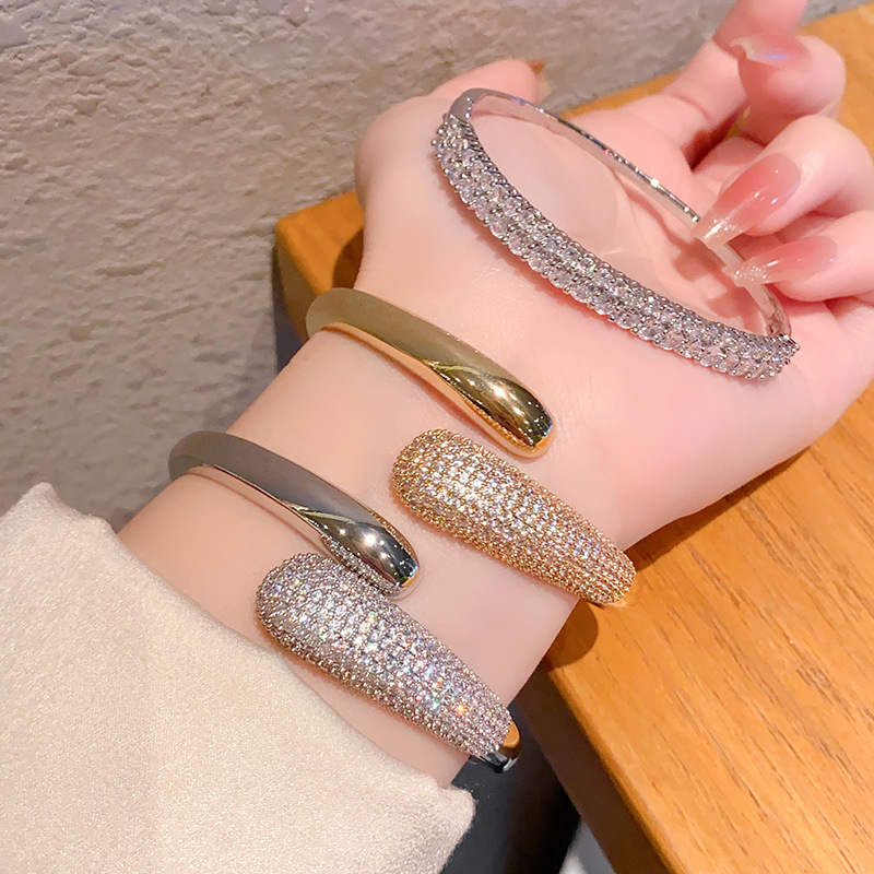 The cold and dazzling starry sky snake-shaped bracelet exudes a sophisticated and high-end feminine charm. It is a versatile and niche design that pairs well with layering
