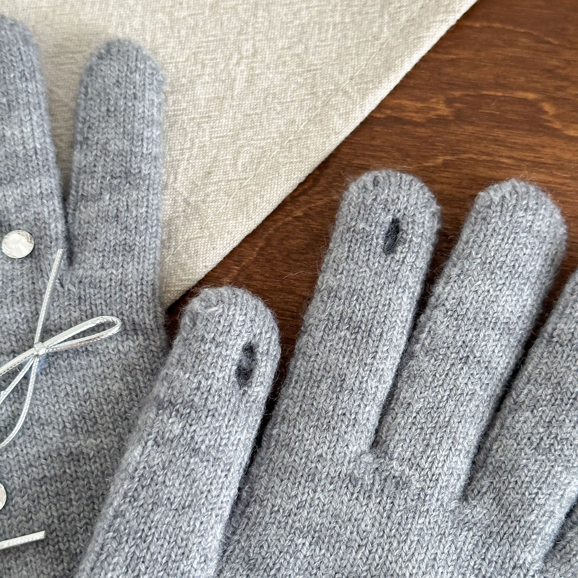 Ins-style touch screen split-finger knitted gloves for women to keep warm in autumn and winter, and sweet gloves for students to commute and ride while keeping warm Application Scenario
