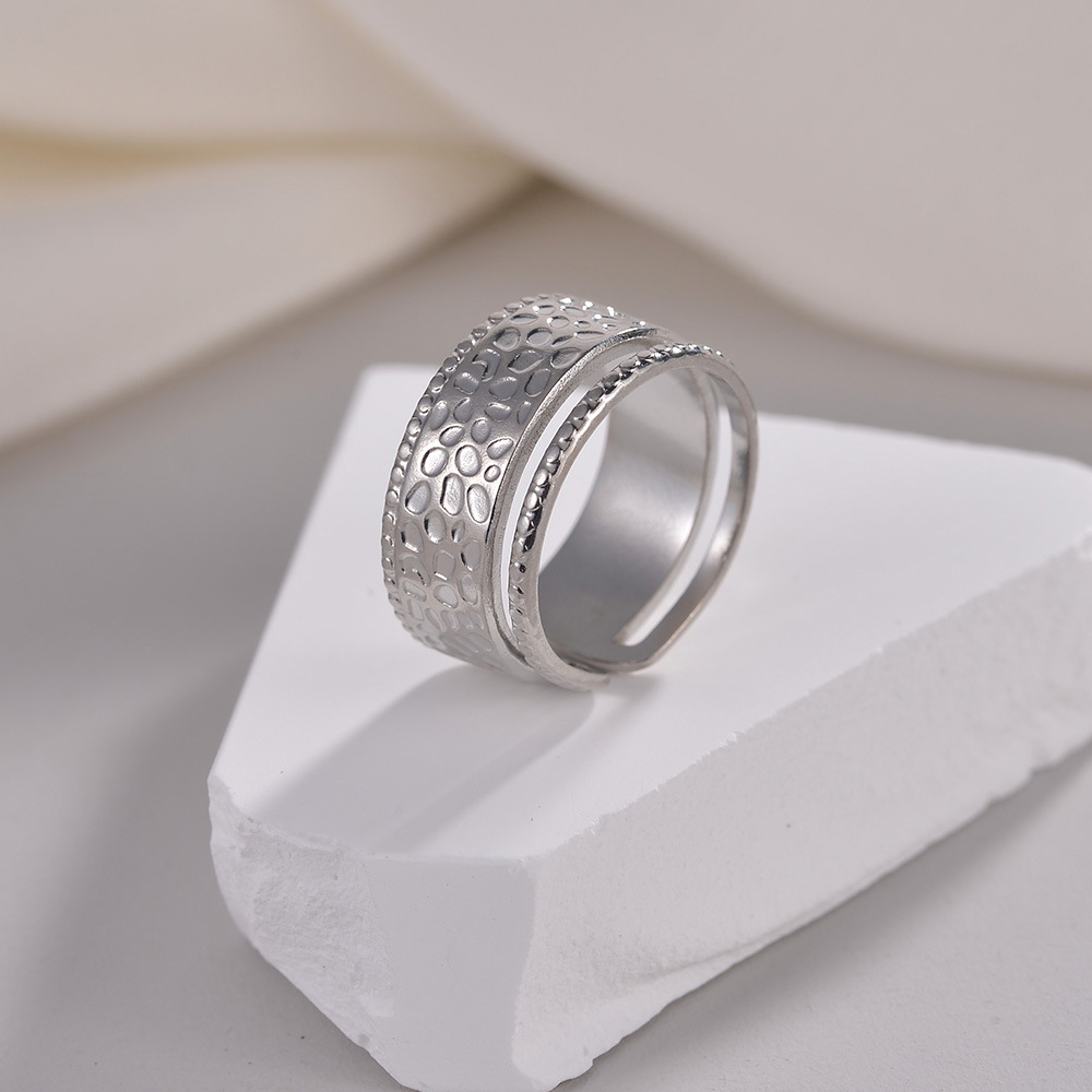 A popular cross-border product from Europe and America, Shein, on Amazon, is a hydraulic movable ring with adjustable hammering patterns for women, made of titanium steel Specification image