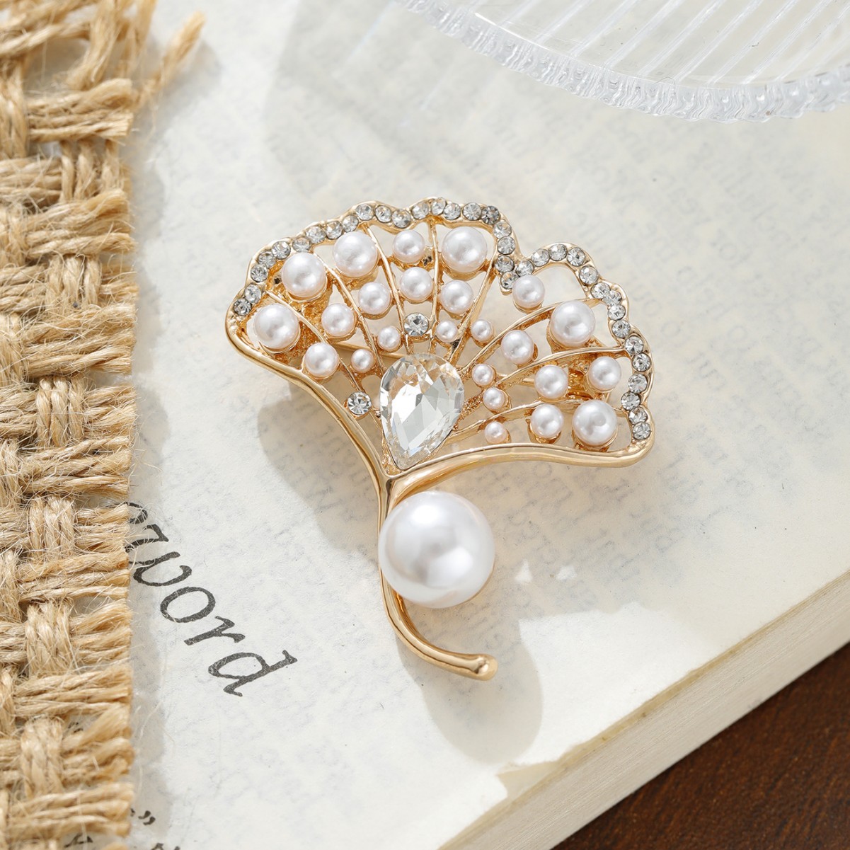 韩版精致镂空银杏叶珍珠胸针胸花女气质优雅百搭西装大衣配饰别针