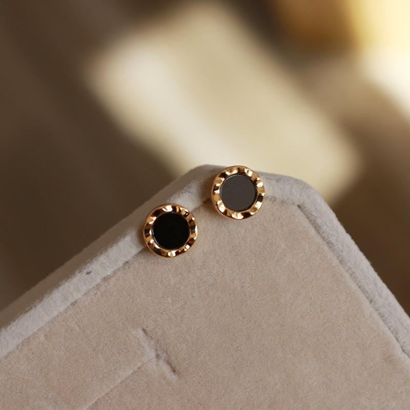 S925 silver needle stud black earrings for women, a niche design for women with a sense of sophistication and a cool summer vibe