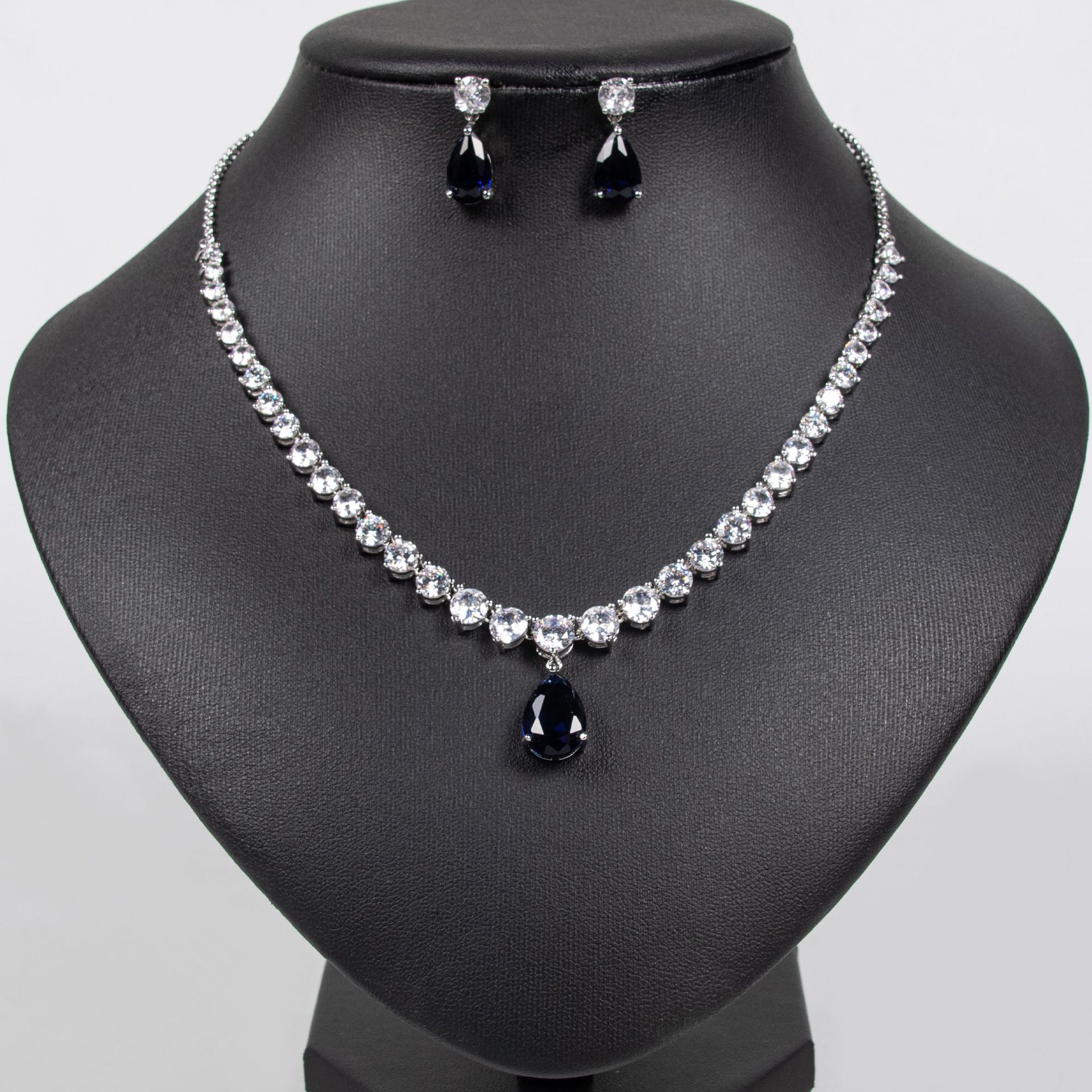 High-end luxurious water drop zircon collarbone chain bridal dress necklace, simple, elegant and fashionable European and American earring set Application Scenario
