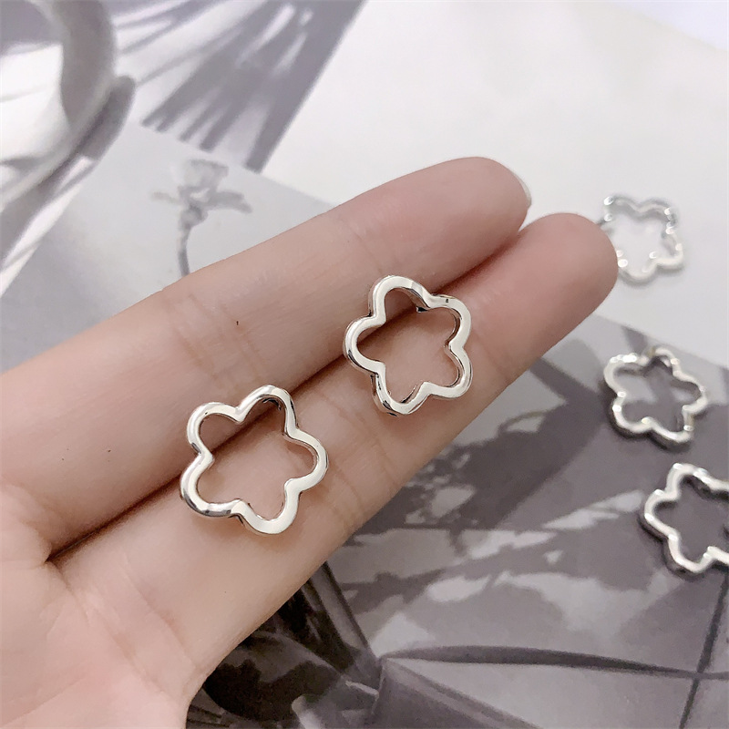 DIY zinc alloy jewelry accessories, straight and small hole plum blossom pendants, Chinese-style earrings, hairpins, tassels, beaded pendants Application Scenario