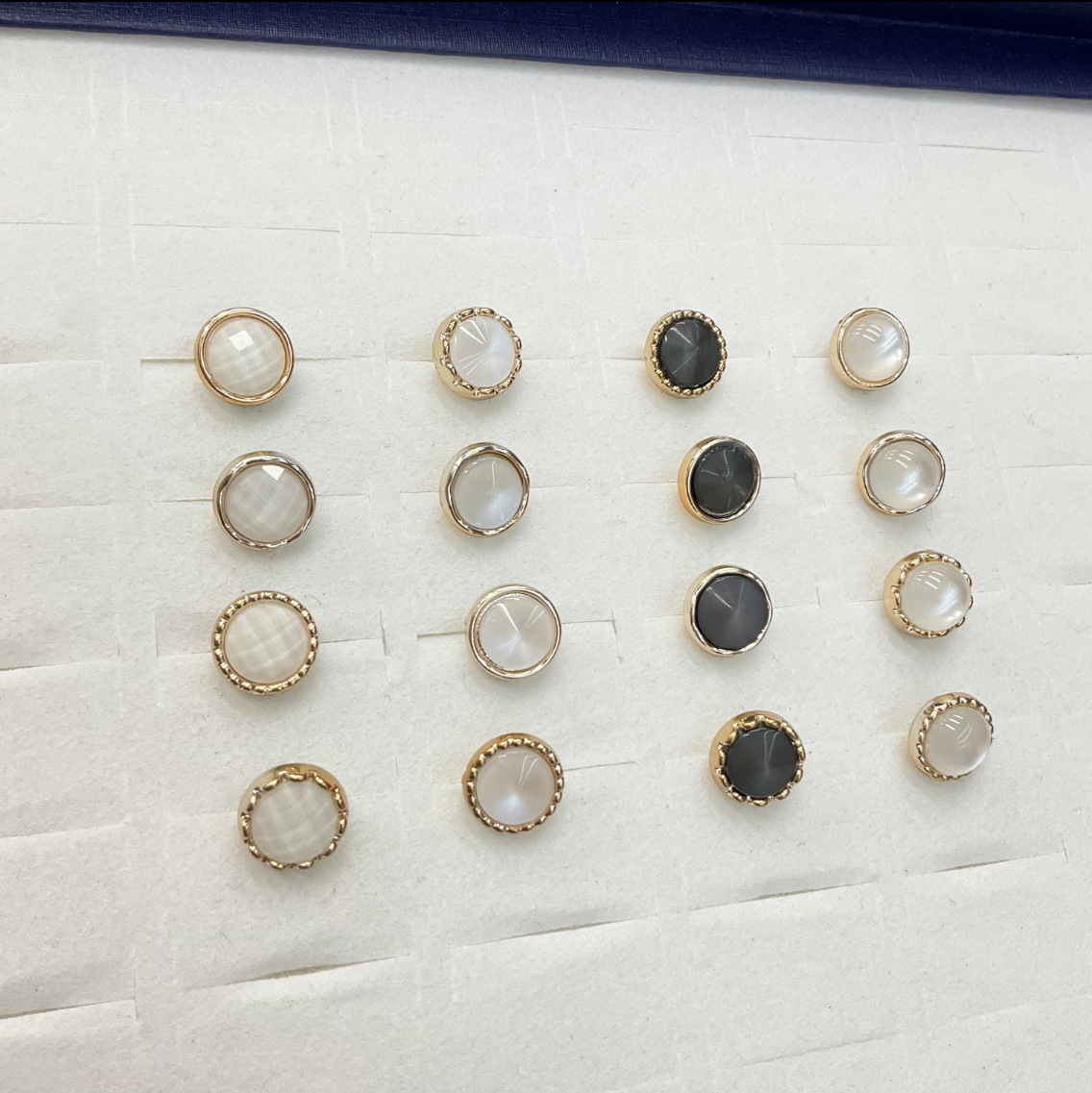 【 Factory Direct Sales 】 Pearl plastic button overcoats, windbreakers, shirts, suits, hand-sewn buttons, diamond inlays details Picture