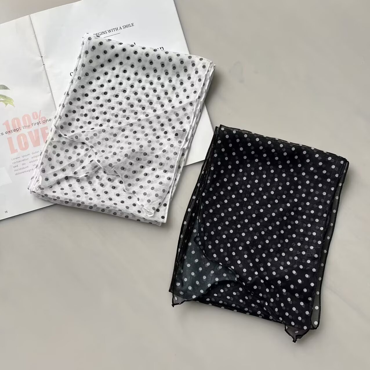 Retro Hong Kong-style leopard print silk scarf, a versatile scarf for women in spring and autumn, a stylish commuting scarf, a gift for mom, and a binding bag decoration Specification image