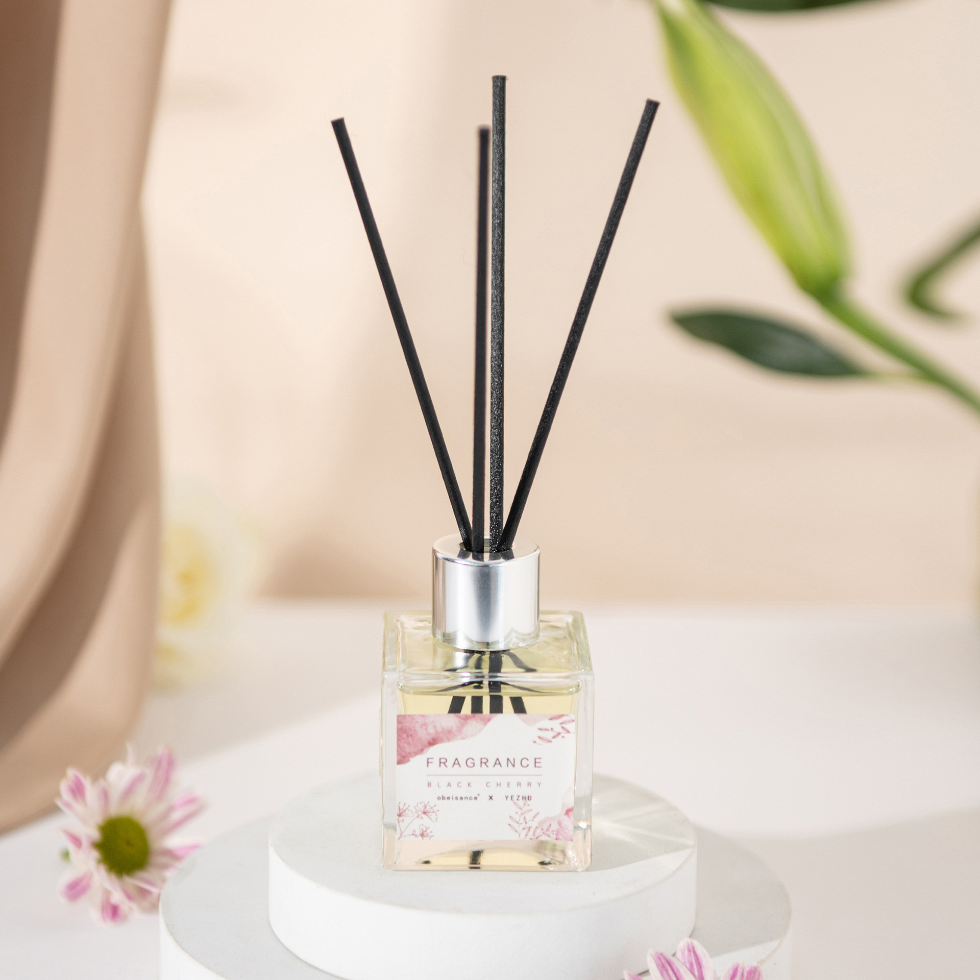 Aroma diffuser, glass bottle aroma diffuser, black oil absorber, label, white circular base, aroma diffuser, portable aroma diffuser, flame fireplace, automatic aroma diffuser, two-fluid aroma equipment