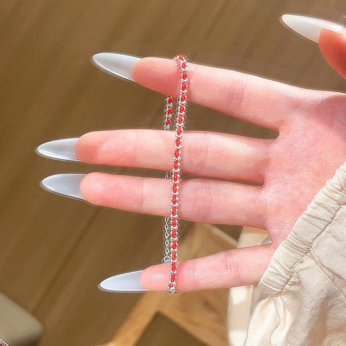 This is a simple and elegant New Year's zodiac year bracelet with a double-layer woven red rope plated with Miao silver and hidden silver. Give it to your girlfriend full figure