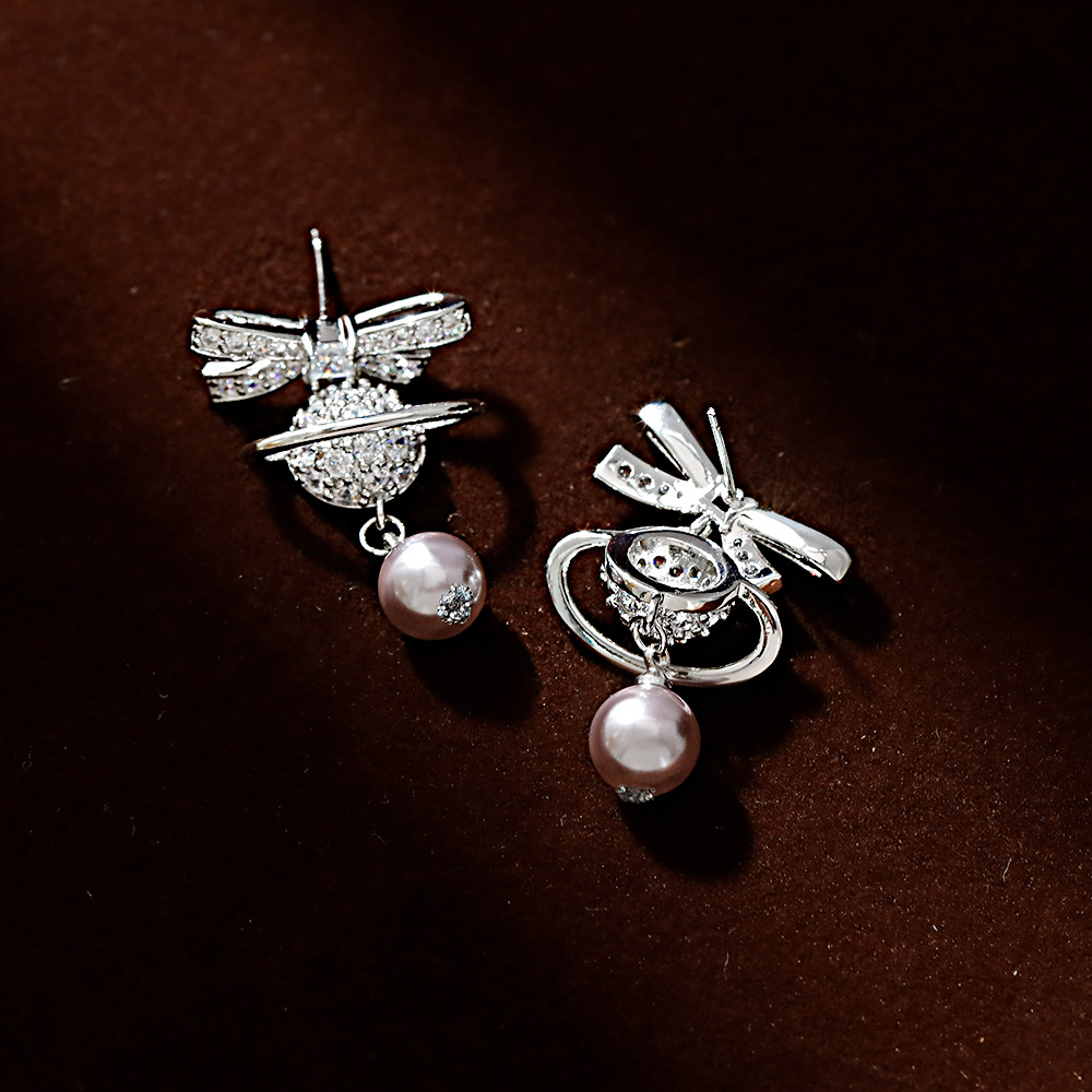 Hyacinth2025 shake bang style pendientes elegante personalidad perla pendientes diseño único mariposa de lujo ligero incrustado lleno de diamantes orillos Application Scenario