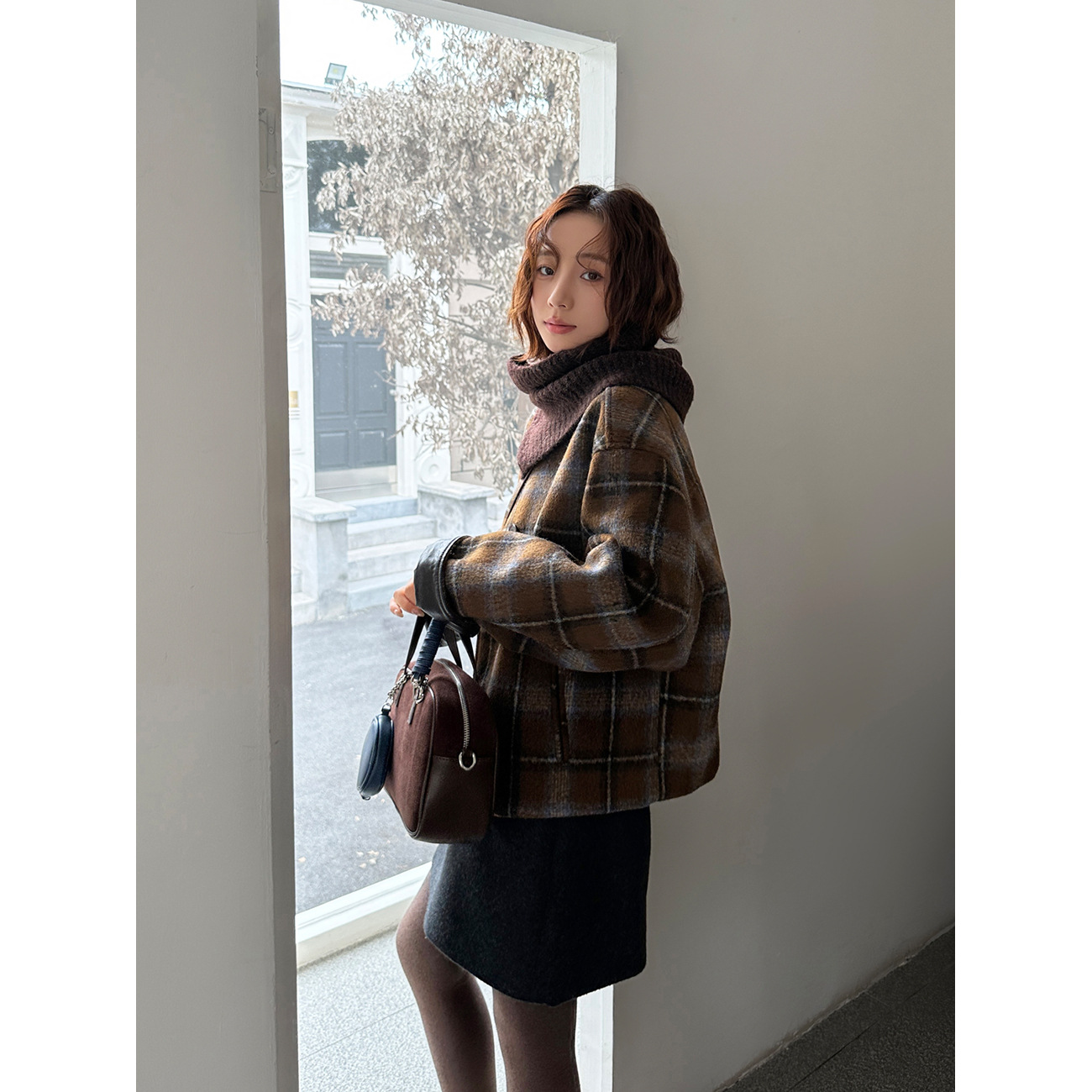 A new style of women's retro, casual and warm woolen coat with a color-blocking check pattern and thirteen lines