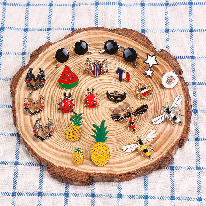 昆虫造型蜜蜂徽章字母M红色花朵菠萝西瓜水果徽章产品图