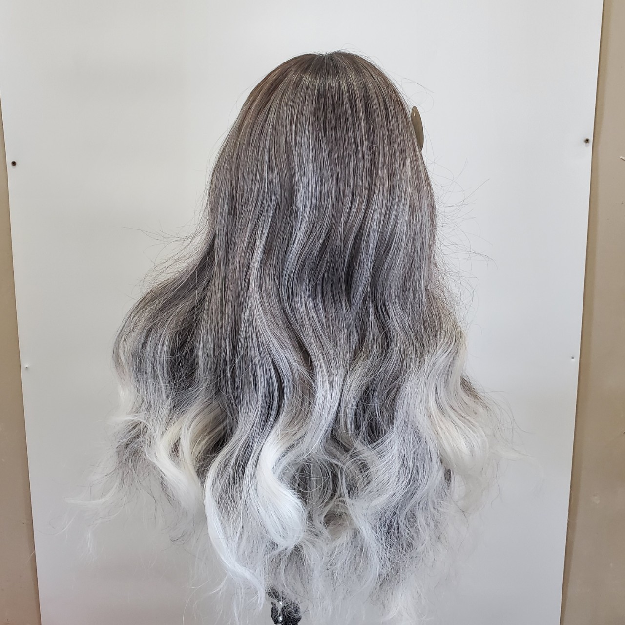 A wig for a woman with long curly hair, a figure-eight fringe, a middle-parted cosplay with small lace, a natural full side-swept fringe, and long curly hair Specification image