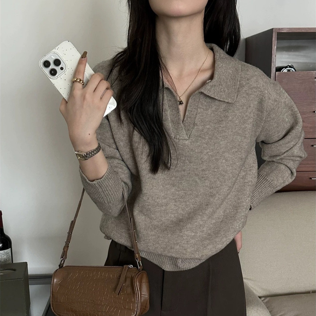 A grey lapel sweater for women's wear, paired with a polo knitted sweater, is a new autumn/winter 2025 base layer and an early autumn Korean-style top