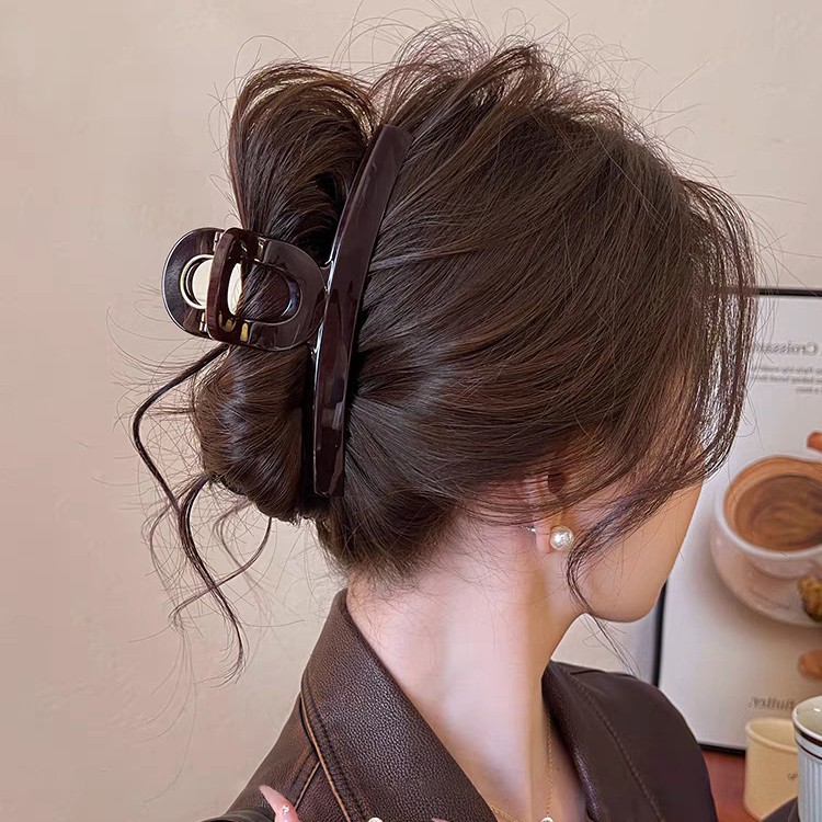 High-end chocolate-brown one-line grab clip, large shark clip, women's hairpin at the back of the head, 2025 new style clip wholesale Application Scenario