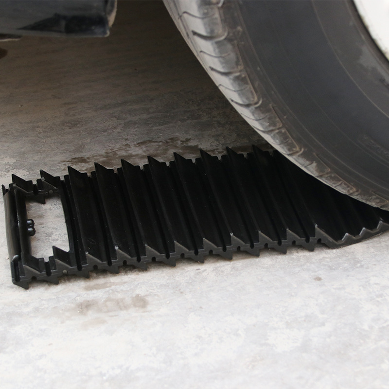 Anti-slip MATS for car tires, anti-slip MATS, self-rescue and escape boards, emergency snow escape boards, snow shovels R-1516 Application Scenario