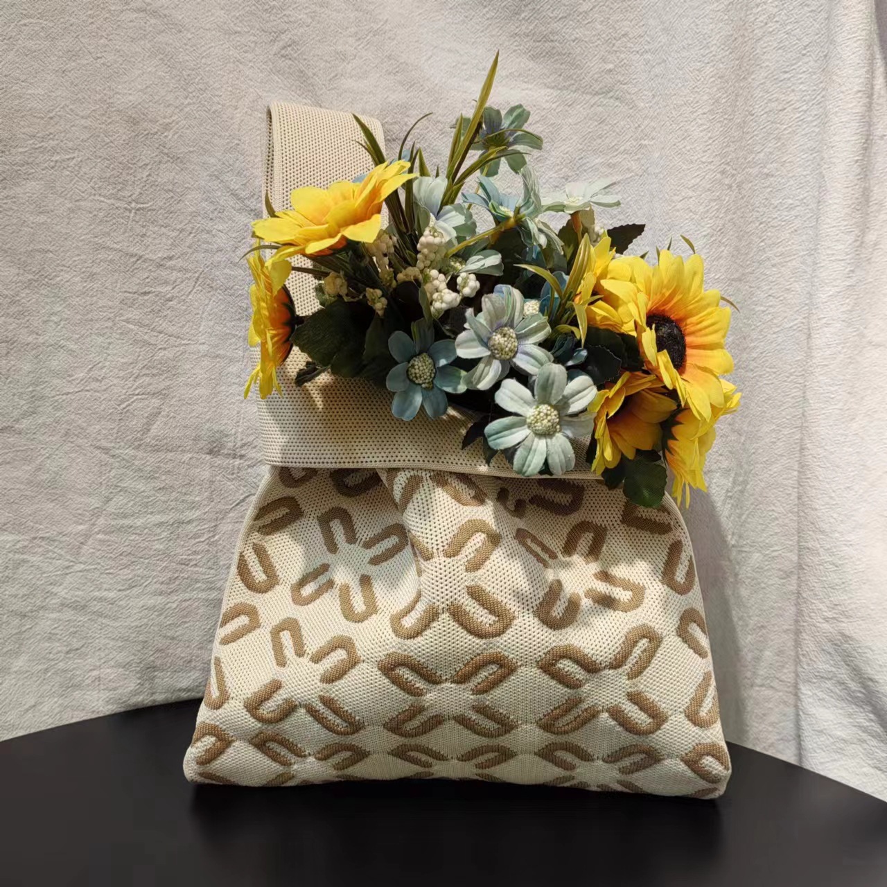 New black and white four-piece pattern women's bag for spring and summer, Japanese and Korean knitted bag, multi-functional wrist bag for daily commuting Application Scenario