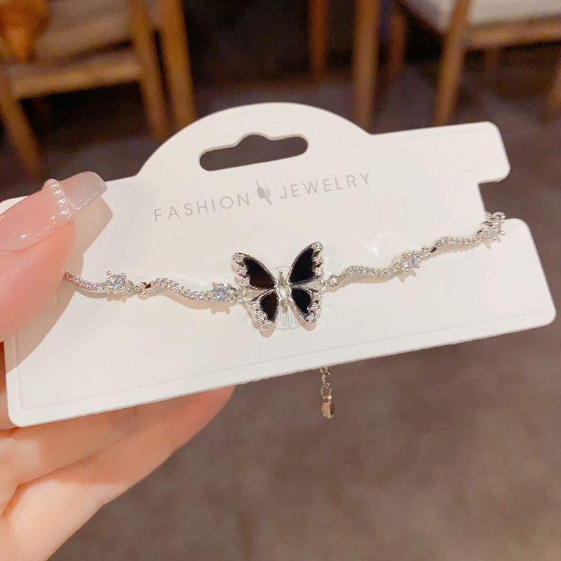 This fresh, fashionable and light luxury double-layer shell four-leaf flower bracelet is a versatile and high-end accessory for daily commuting details Picture