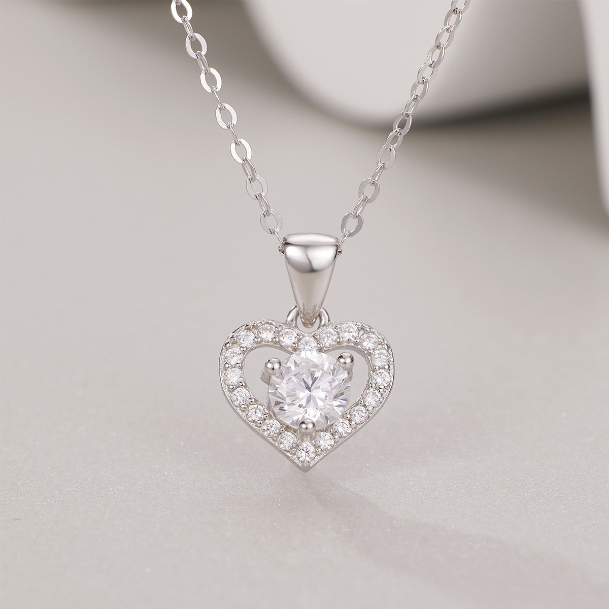 Single-diamond heart-shaped zircon pendant necklace, a niche InS-style design with a high-end collarbone chain accessory wholesale full figure