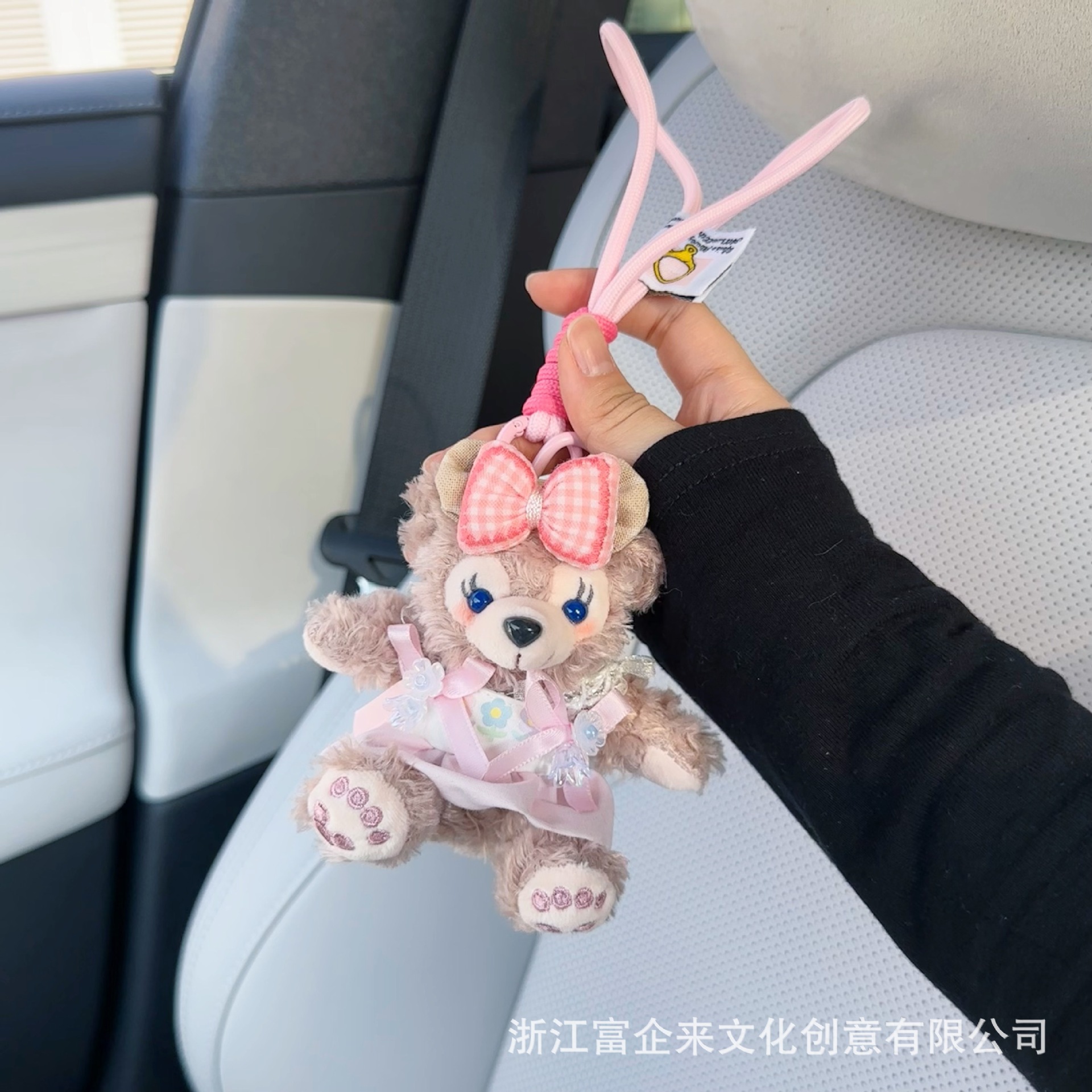 Wholesale of the same style of popular Xue Li Mei bags, car accessories, cartoon keychains, crossbody bags and plush toys as those on Xiaohongshu