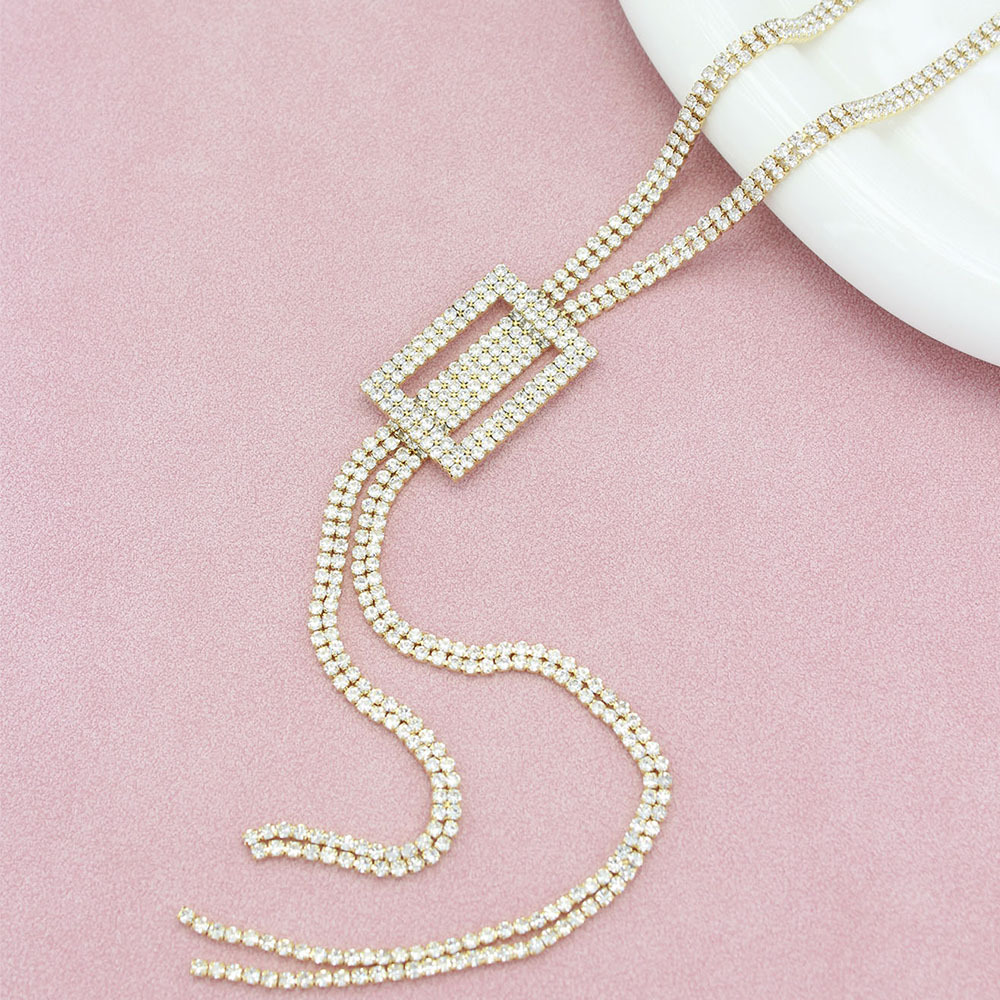 Autumn and winter sweater chains, cross-border export, long water diamond sweater chains, women's winter clothing accessories, necklaces, long and simple, factory direct supply Application Scenario