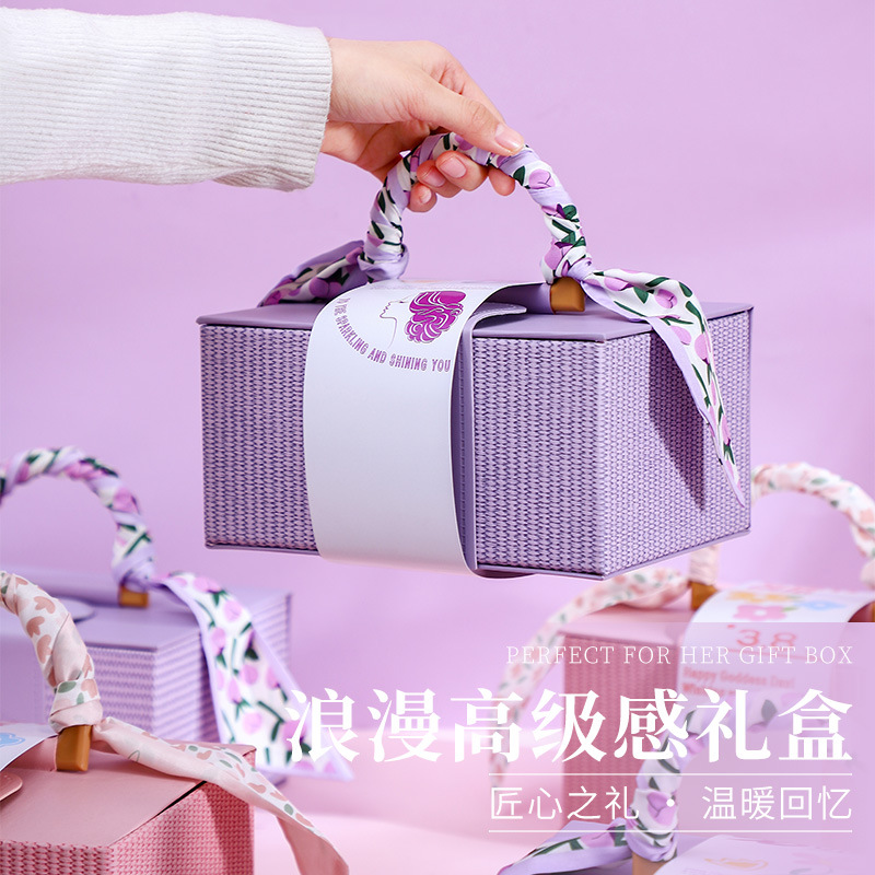 This is a high-end leather square box gift with the same style as Xiaohongshu. It's a Qixi Festival gift for girls and a birthday present for their best friends Application Scenario