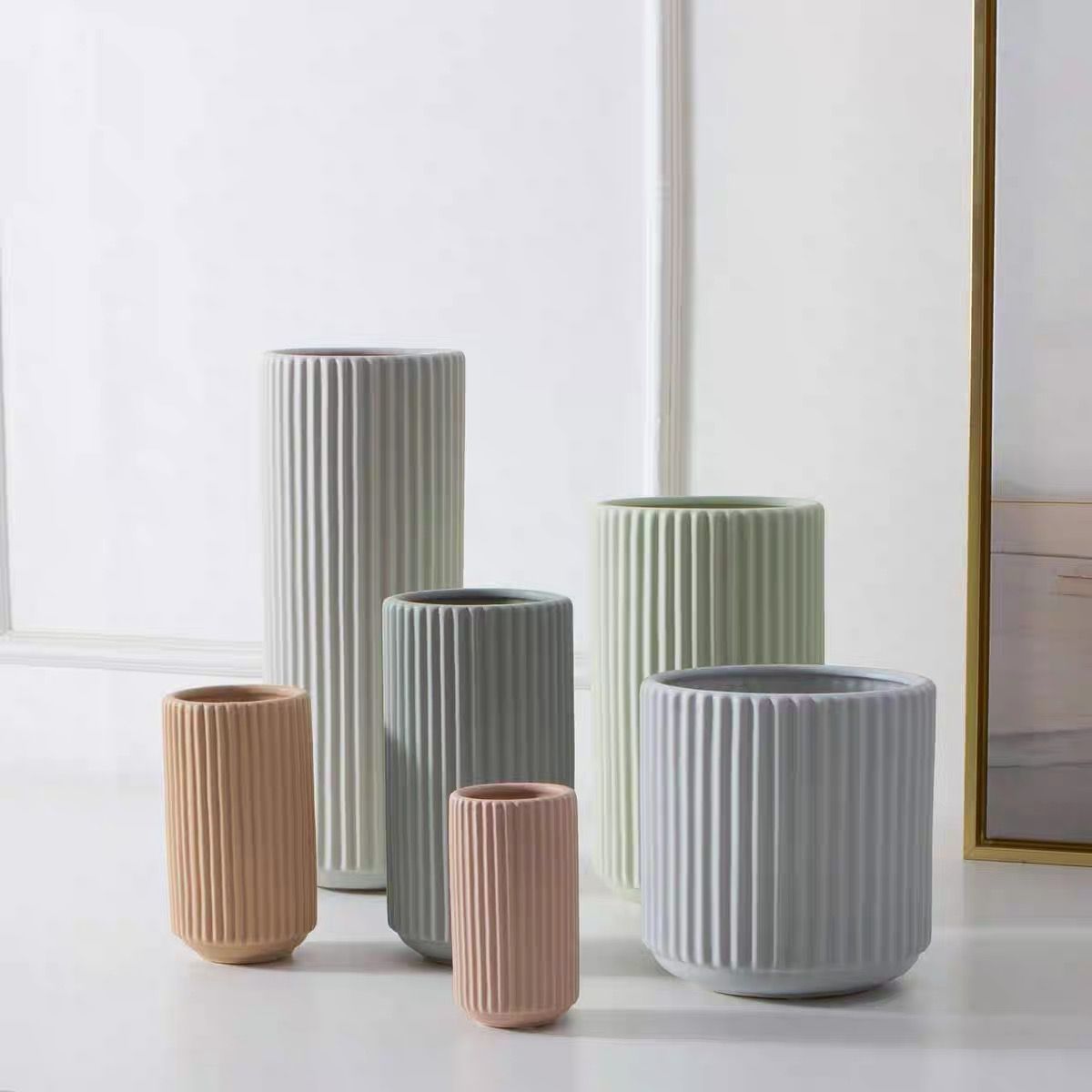 2026北欧圆柱形竖纹陶瓷莫兰迪色花瓶摆件客厅样板房酒店房间软装饰品