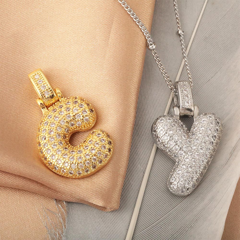 Wholesale of cross-border best-selling fashion and light luxury 26-letter necklace with zircon collarbone chain, neckchain and women's pendant accessories Application Scenario