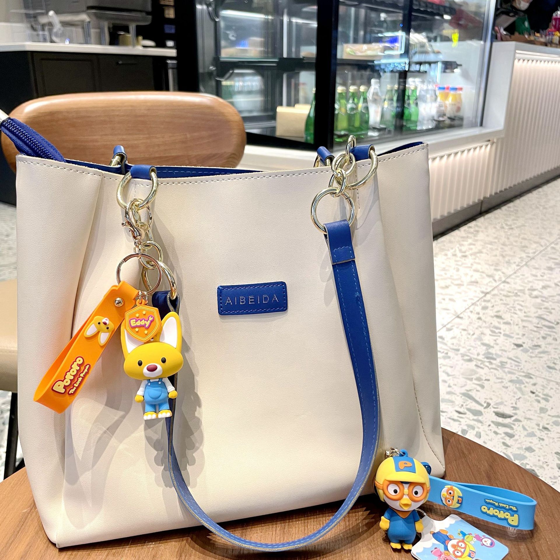 Wholesale of genuine creative Bolele cute cartoon dolls, keychains, couple schoolbags, small pendants, and popular online gifts Application Scenario