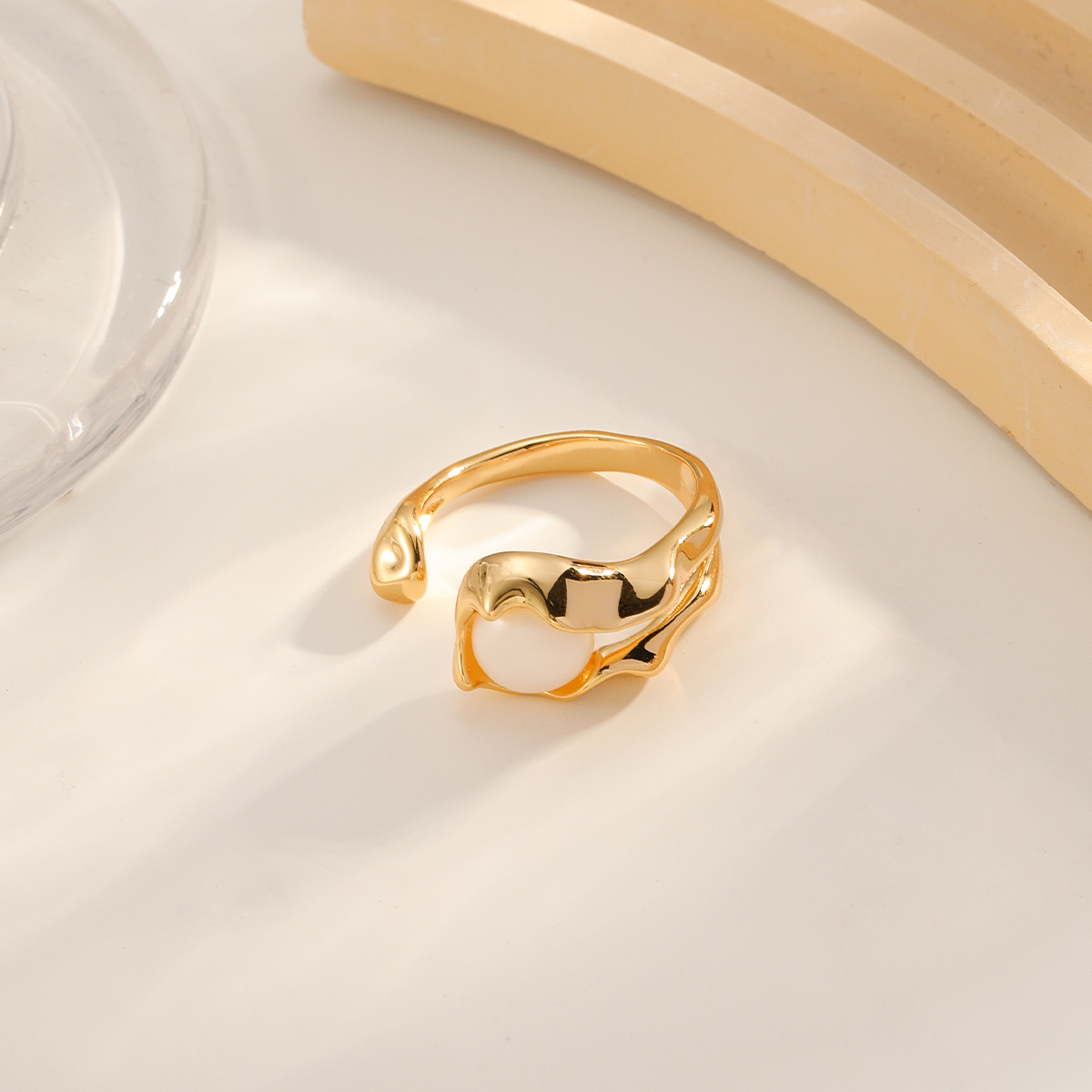 Nasha's cross-border freshwater pearl ring from Europe and America is a high-end, non-fading, and stylish ins ring with adjustable cuffs Application Scenario