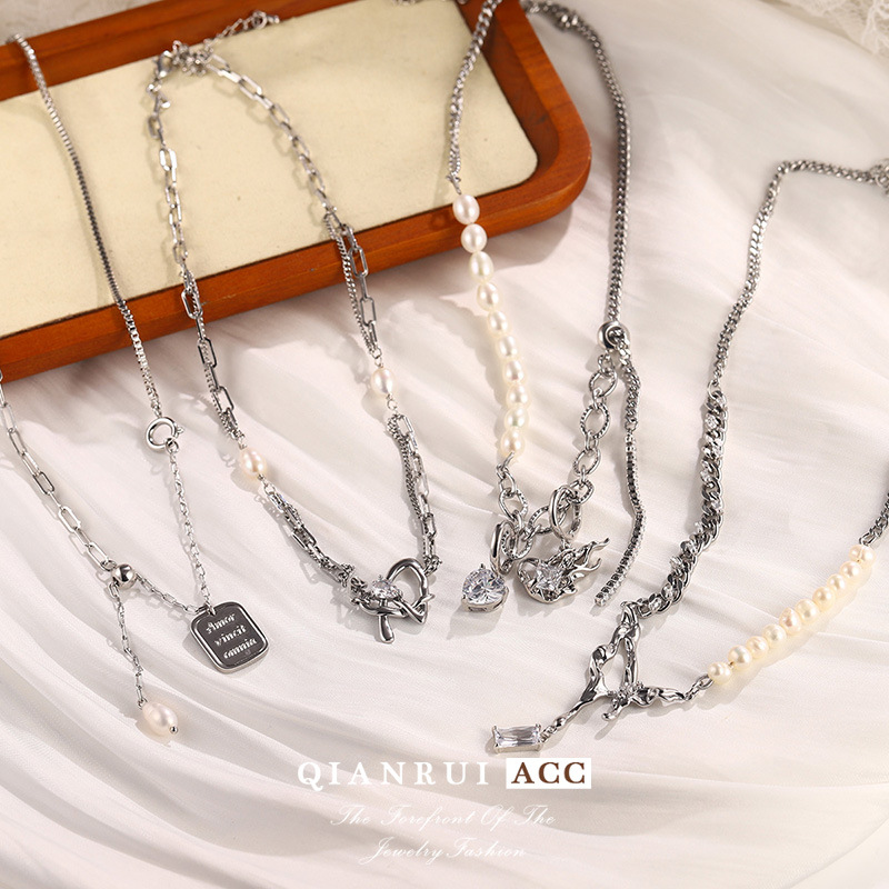 The new heart-shaped bow collarbone chain is a niche retro necklace that is versatile for summer, exuding a sense of high-end luxury and a light fragrance style details Picture