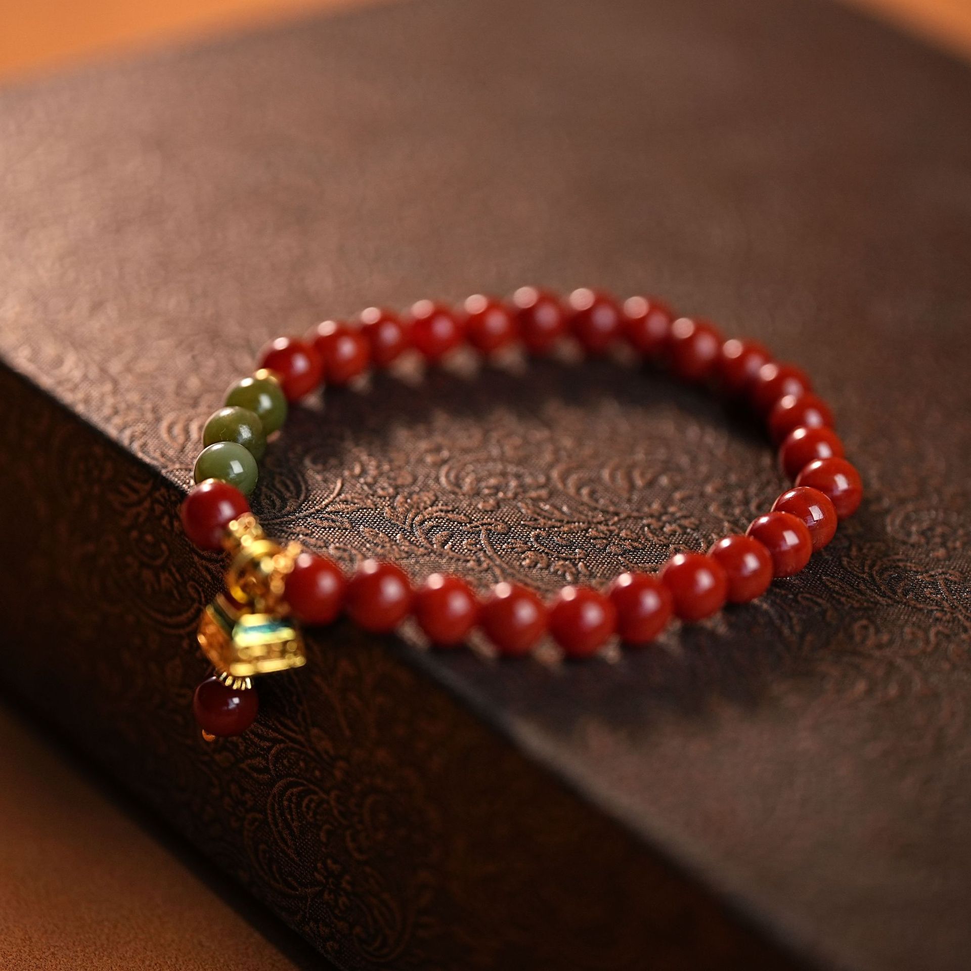 新中式天然朱砂手串女轻奢高级感东陵玉莲蓬吊坠手链串珠饰品配饰