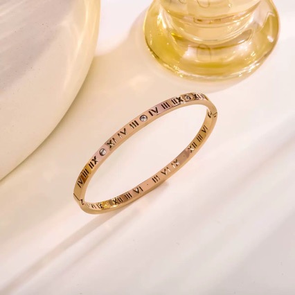 Cross-border European and American jewelry, titanium steel non-fading women's rose gold Roman numeral bracelet, hollowed-out personalized diamond-encrusted bracelet Specification drawing