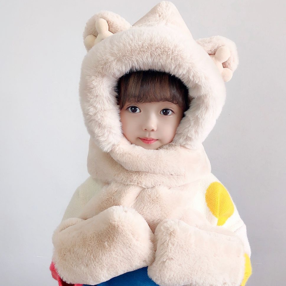 One-piece consignment of children's three-piece hats, winter cute girls' scarves, gloves, one-piece hats, baby fleece and thickened plush warmth, wholesale from street stalls Application Scenario