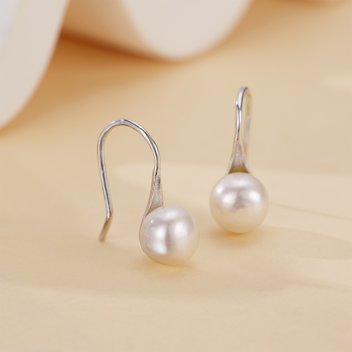 Retro Republic of China style pearl high heel stud earrings, fashionable and light luxury natural freshwater pearl women's earrings