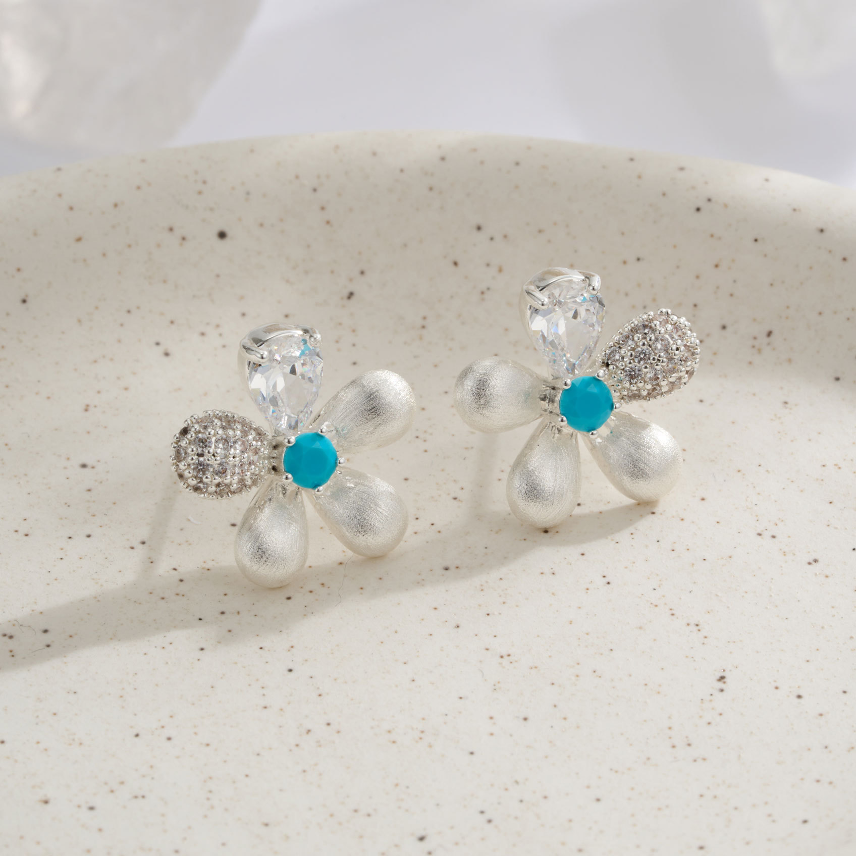 Original fresh and three-dimensional brushed flower stud earrings, copper alloy inlaid with zircon s925 silver needle, high-end and versatile women's earrings details Picture