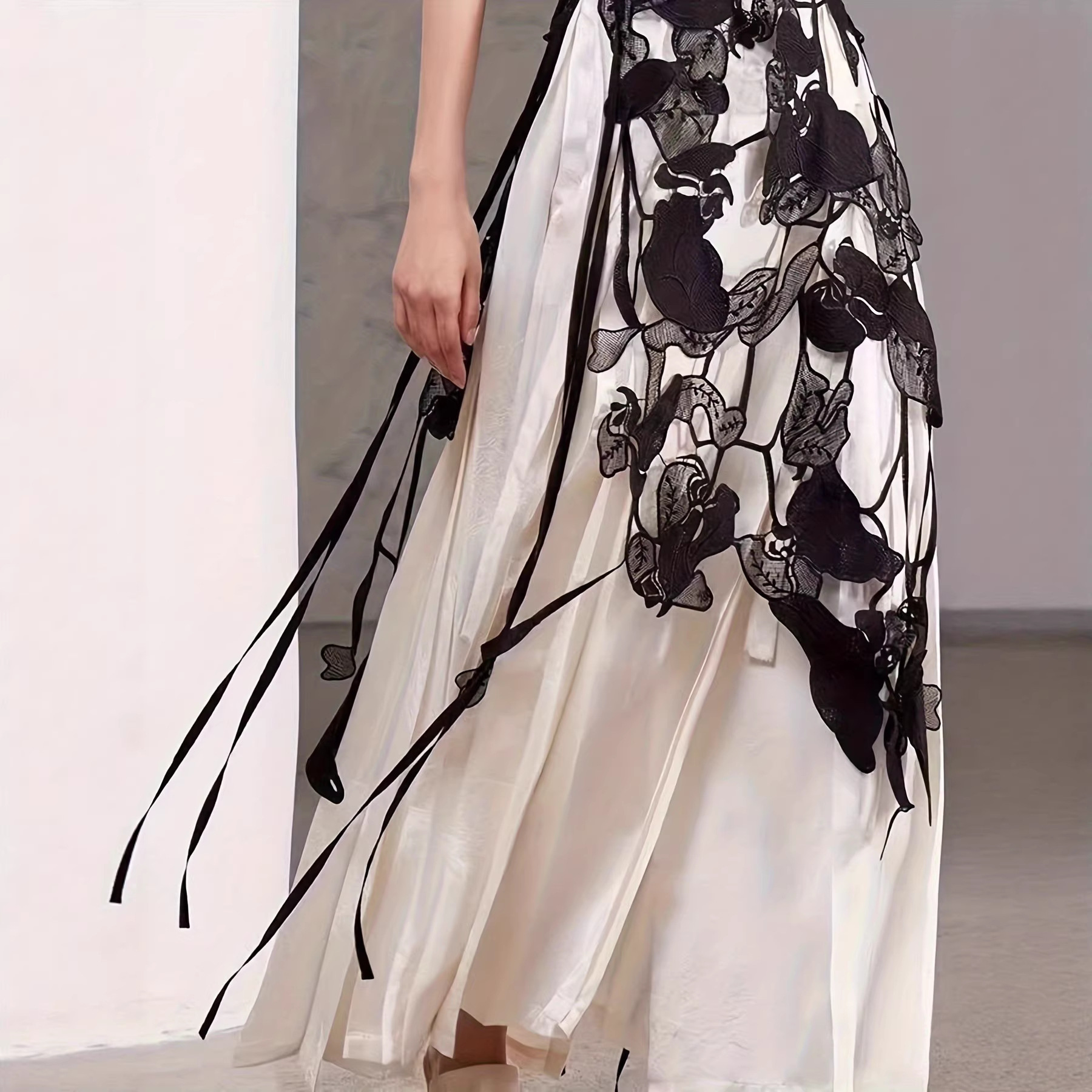 In 2025, the new versatile heavy industry black skirt is paired with a fart curtain around the waist to cover the belly