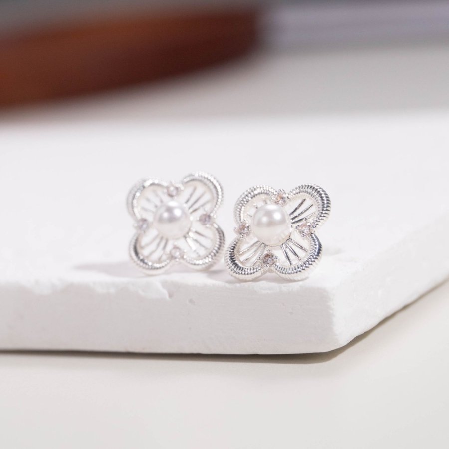The new copper-plated real gold bestseller S925 silver needle four-leaf clover stud is elegant and versatile details Picture