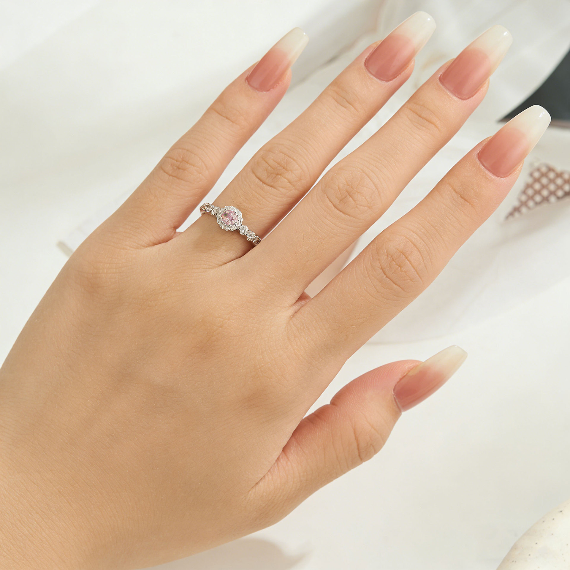 A niche and high-end round zircon open ring with adjustable colors in pink, yellow and white, a fashionable and versatile index finger ring details Picture