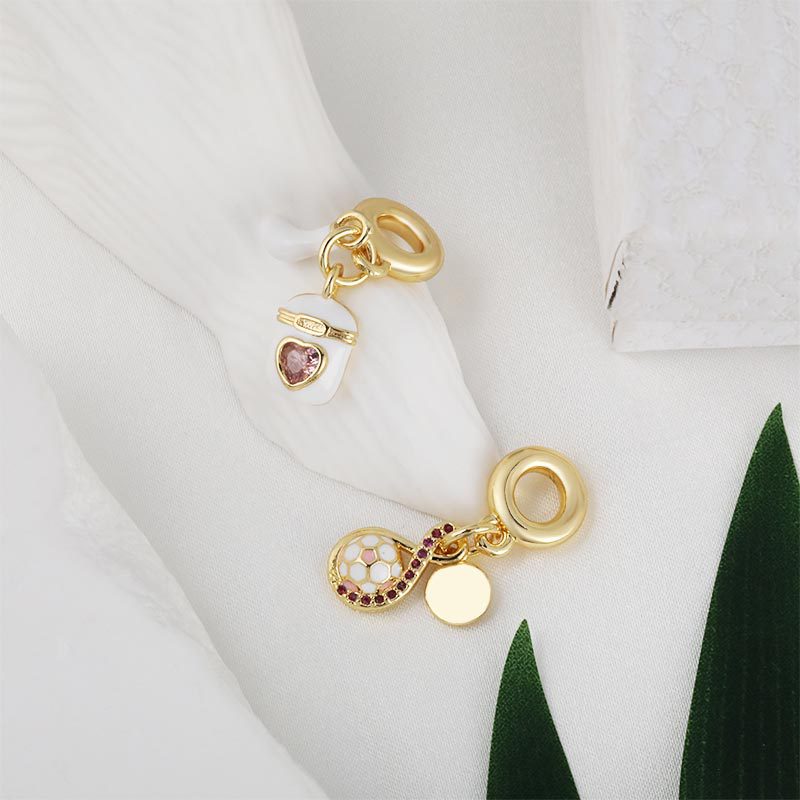 Wholesale of popular new copper-plated 18K real gold inlaid zircon pendants in Europe and America, featuring a light luxury, niche design and a sense of high-end accessories Application Scenario