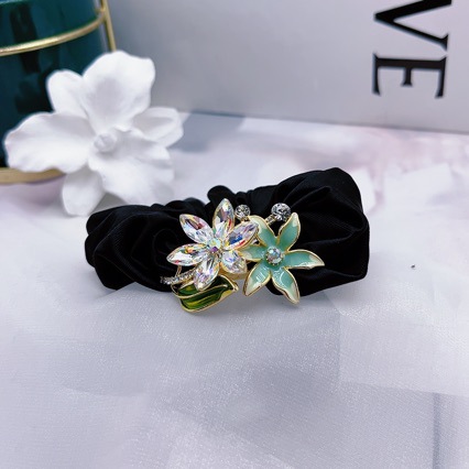 Fansi's new bowknot women's style original design oil painting process thick sausage ring simple and elegant back head sausage ring Application Scenario