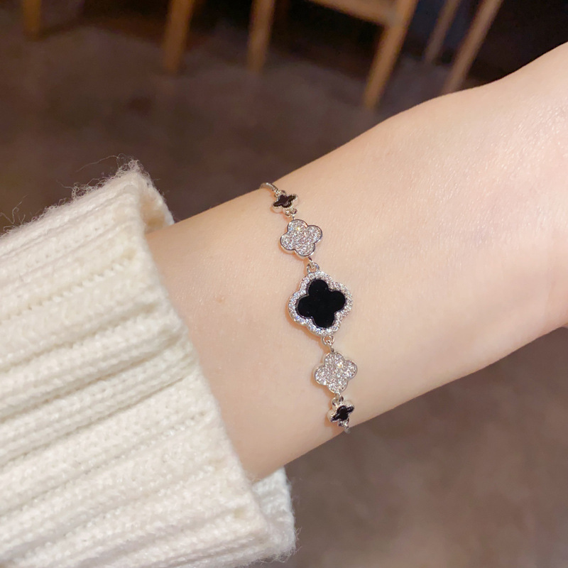 Versión coreana diseño de nicho circón cuatro hojas pulsera floral versátil sentido de alta clase moda ligera extravagancia influenciador decoración de la mano al por mayor Application Scenario