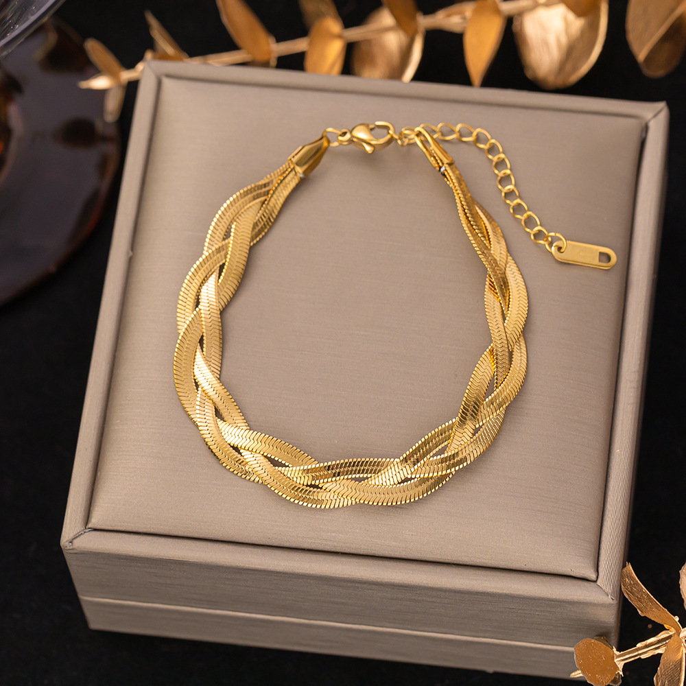 New titanium steel bracelet from Europe and America that doesn't fade, versatile for women, in an ins style, fashionable jewelry, and a sense of sophistication for girls Application Scenario