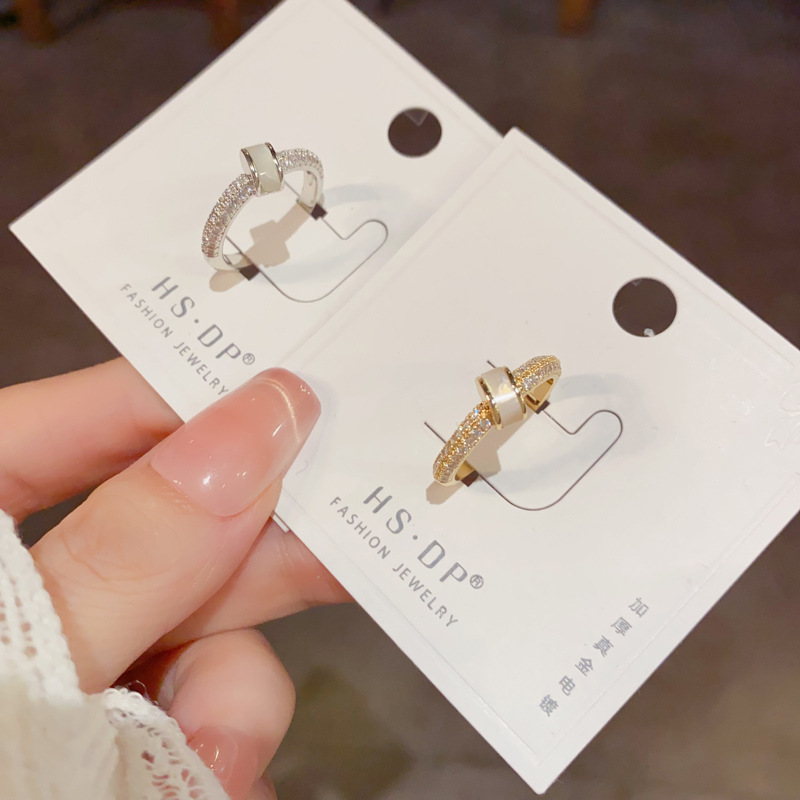 The light luxury, fashionable and high-end arc-shaped, chubby face mother-of-pearl open ring has a unique and simple style. The opening can be adjusted. A woman with a ring