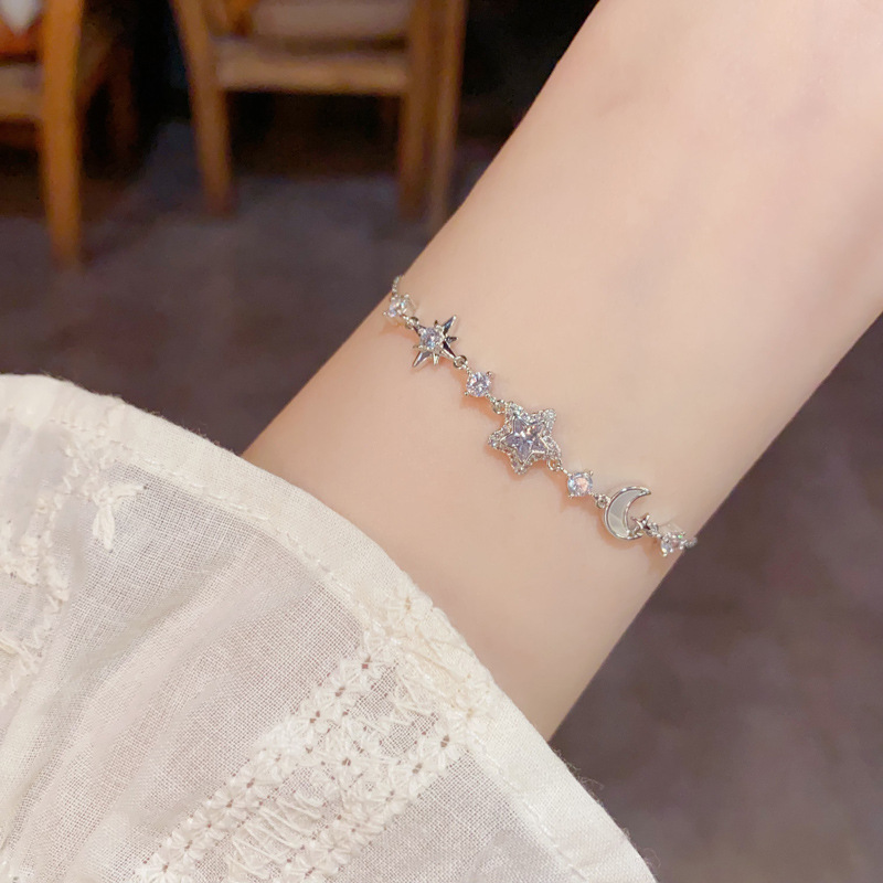 The new summer fashion, sweet and versatile diamond star moon bracelet is a niche, elegant and simple design accessory Specification image