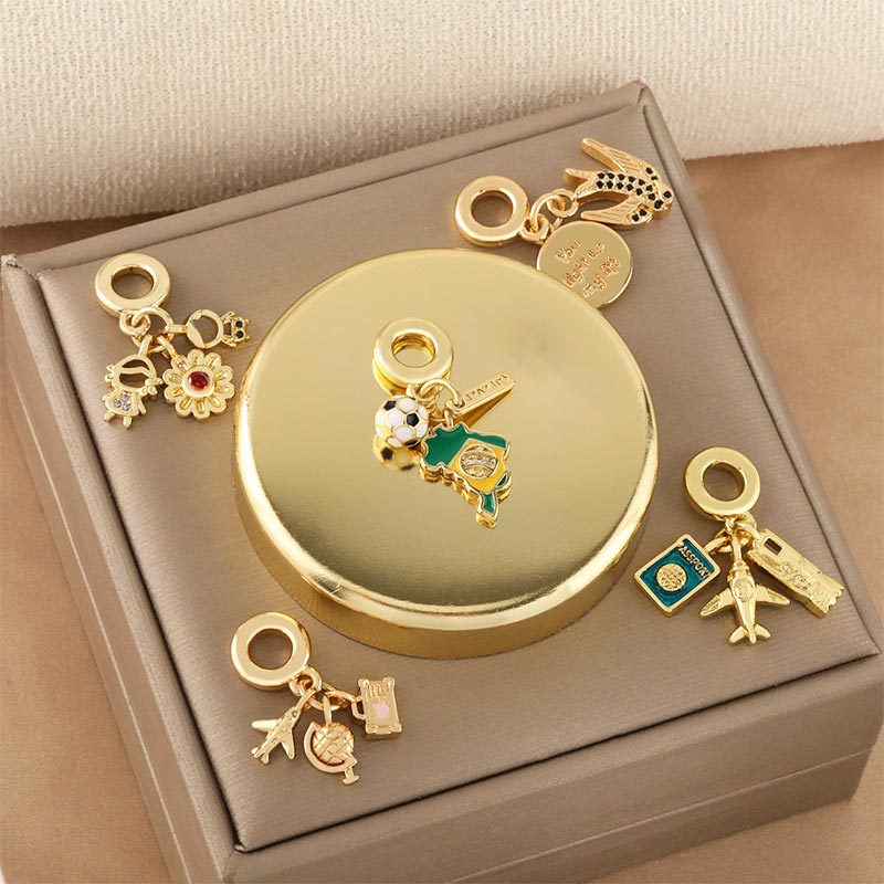 New design of copper micro-inlaid zircon: Small copper micro-inlaid zircon pendant necklace jewelry accessory, light luxury and versatile accessory Application Scenario