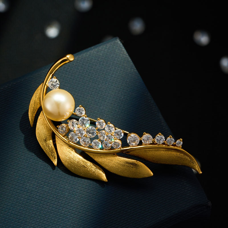 Original design, retro and high-end, gold brushed leaf brooch, copper alloy, real gold electroplated and zirconium-inlaid exquisite brooch Application Scenario